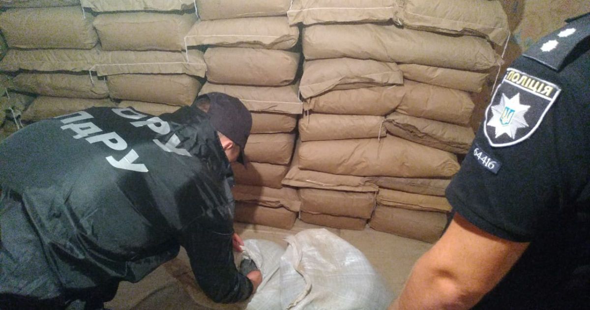 Понад сім тонн наркотиків, зброя та півмільйона готівки. На Одещині накрили наркокартель