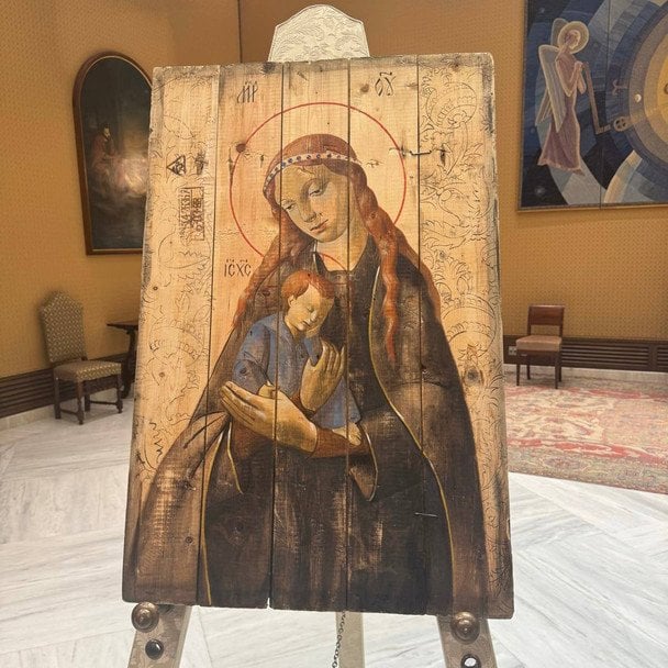 Икона «Божья Матерь с младенцем», написанная на фрагменте ящика из-под снарядов / © Владимир Зеленский