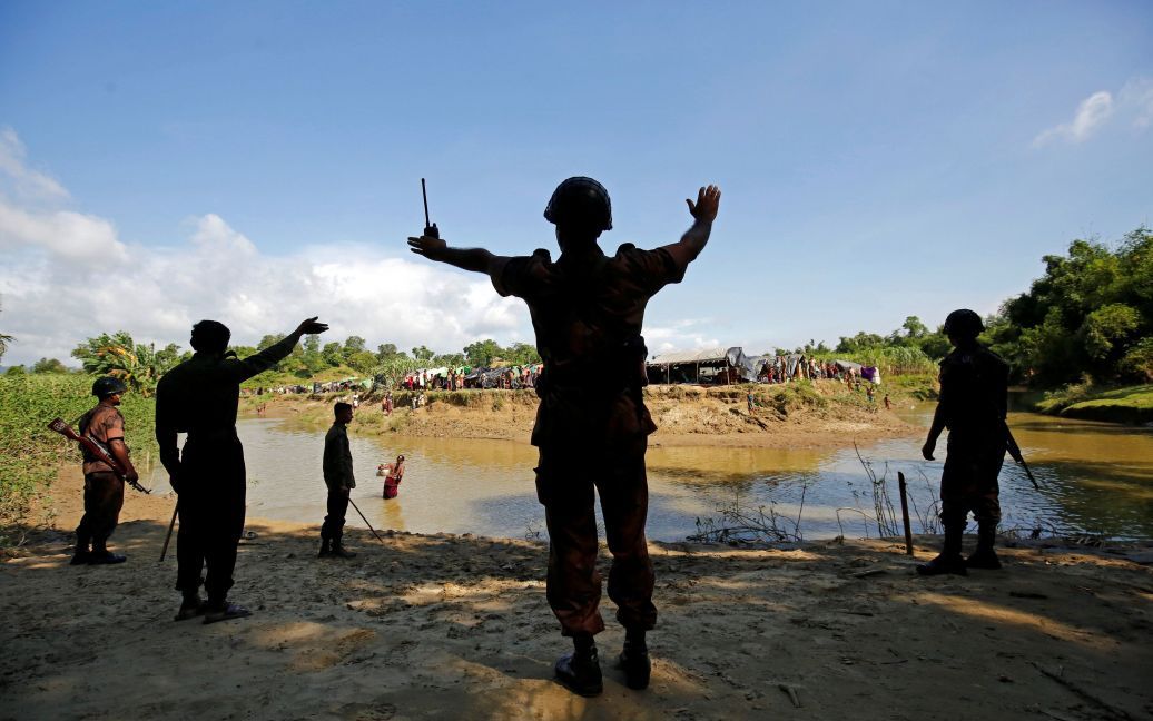 Бенгальские пограничники не пропускают рохинья в  свою страну. / © Reuters