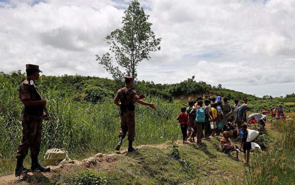 Бенгальские пограничники не пропускают рохинья в  свою страну. / © Reuters