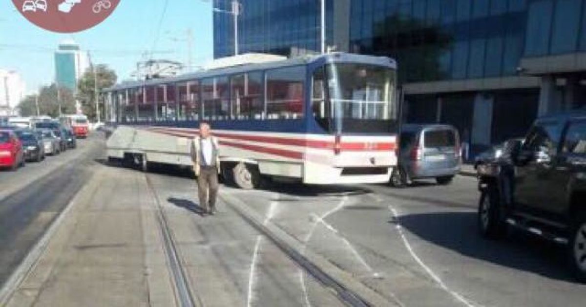 трамвай зійшов з рейок у Києві_3 / © Київ Оперативний