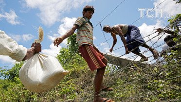 Рохінья тікають до Бангладеш через спалах насильства у М'янмі. / © Reuters