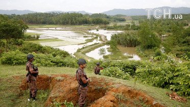 Бенгальські прикордонники не пропускають рохінья до своєї країни. / © Reuters