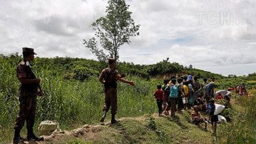 Бенгальські прикордонники не пропускають рохінья до своєї країни. / © Reuters