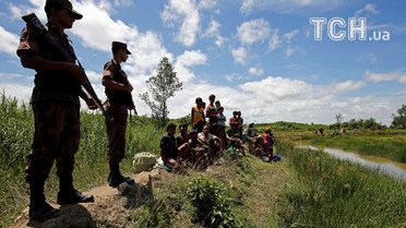 Бенгальські прикордонники не пропускають рохінья до своєї країни. / © Reuters