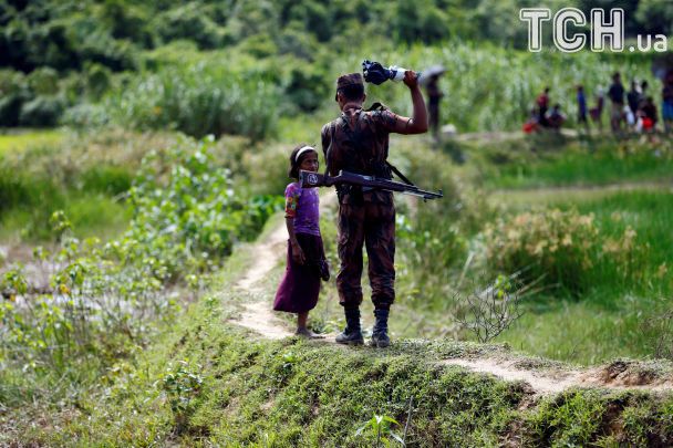 Бенгальські прикордонники не пропускають рохінья до своєї країни. / © Reuters