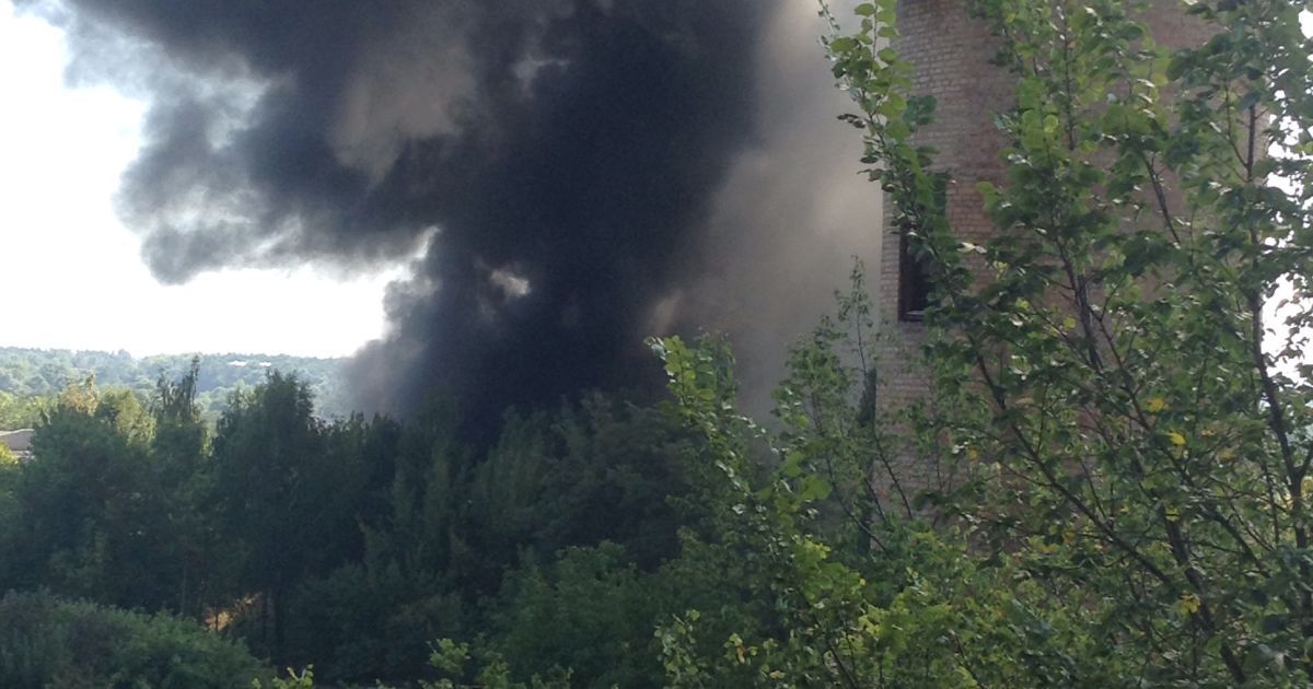 В Буче начался масштабный пожар на промышленном предприятии / © ТСН.ua