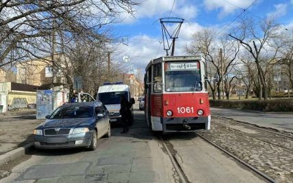 В Николаеве водитель легковушки сбил ребенка, который выходил из трамвая