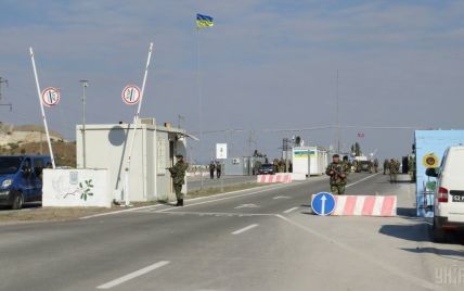 Пункт пропуску "Новотроїцьке" на Донбасі тимчасово закритий через детонацію мін