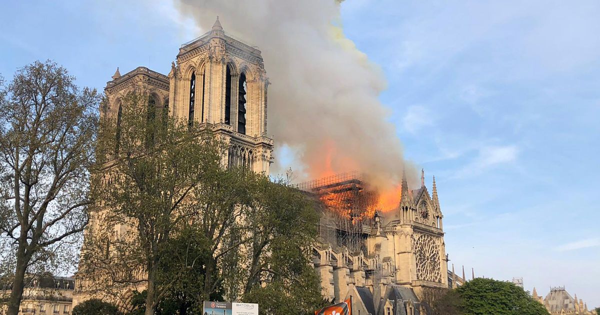Потужна пожежа в Нотр-Дамі: очевидці та ЗМІ публікують фото і відео