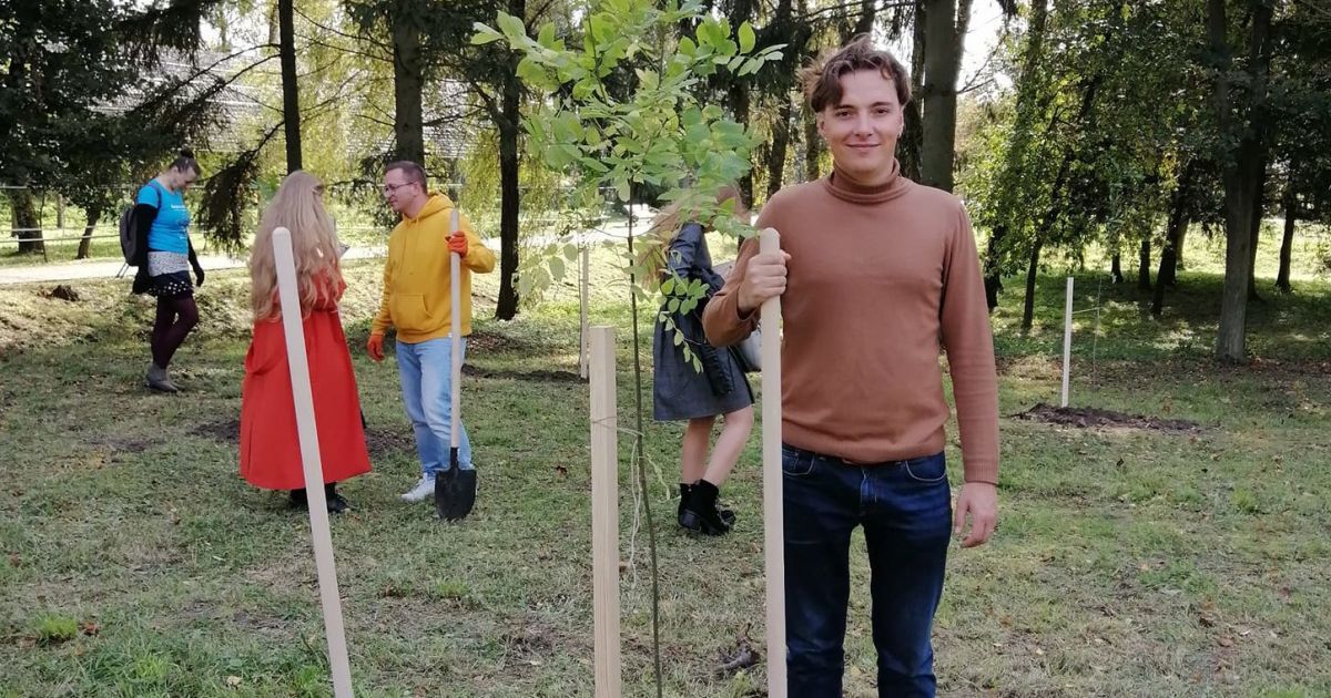 Дерева від письменників: в одному зі скверів Луцька митці з Польщі, Білорусі та України висадили ясени