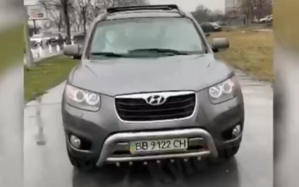 Киевлянин проучил водителя, который хотел объехать пробку по тротуару (видео)