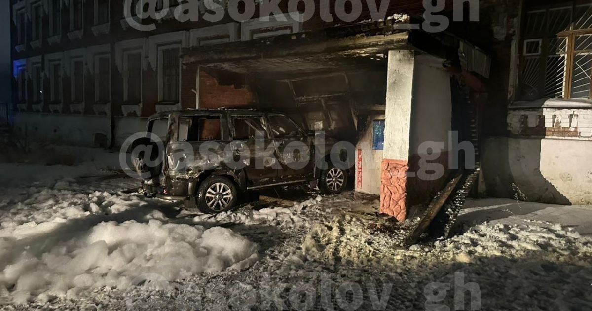 Чоловік врізався у будівлю військкомату.