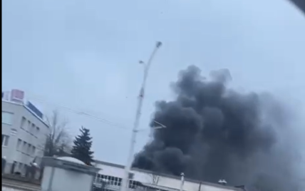 В Беларуси вспыхнул сильный пожар в районе Минского автомобильного завода: видео