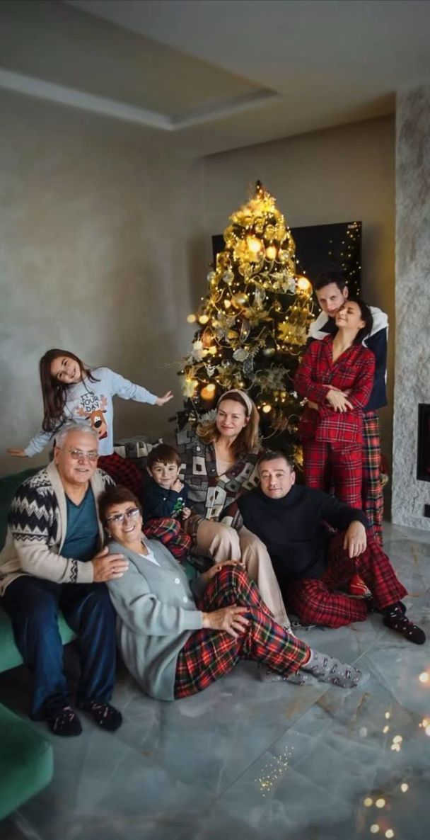Илона Гвоздева устроила новогоднюю фотосессию с семьей / © instagram.com/ilonagvozdeva