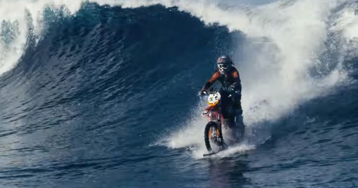 Смелый австралиец покоряет волны на своем байке