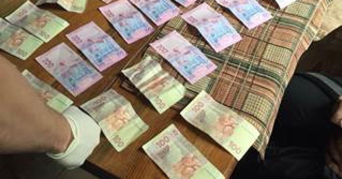 Чиновник требовал 25 тысяч гривен