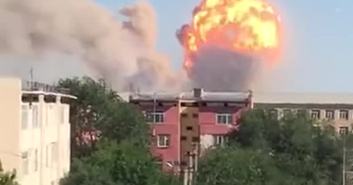 На півдні Казахстану сталися потужні вибухи на території військової частини: жителі прилеглого міста масово евакуйовуються