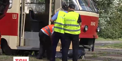 Очевидцы рассказали, как мужчина попал под трамвай в Киеве