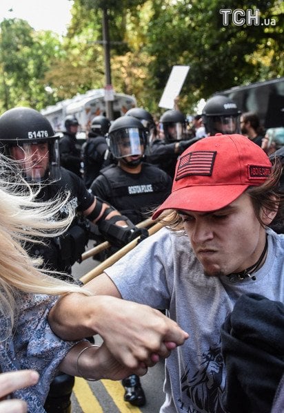 У Бостоні десятки тисяч людей вийшли на протест проти ультраправих, дійшло до сутичок