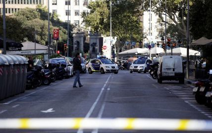 Недалеко от места теракта в Барселоне машина влетела в полицейских, началась стрельба - СМИ
