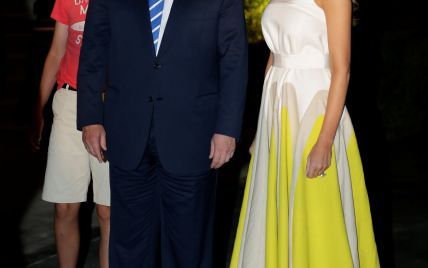 Загорелая и в ярком платье: Мелания Трамп с семьей вернулась в Вашингтон