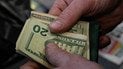Долар дорожчає