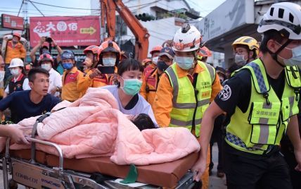 На Тайвані стався руйнівний землетрус: з рейок зійшли пасажирські вагони