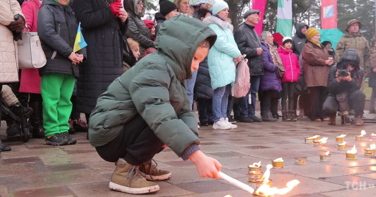 Рік деокупації Бучі: сотні містян вшанували пам'ять вбитих та закатованих росіянами (фото)