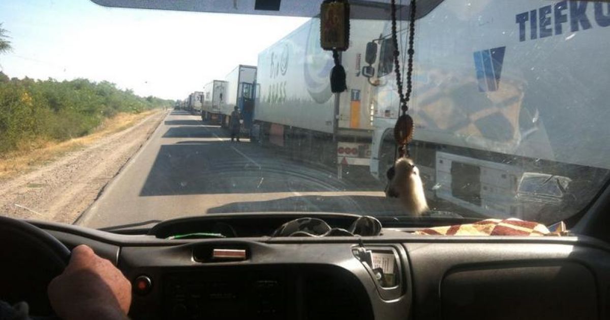 Біля КПП "Каланчак" двокілометрова чергу фур