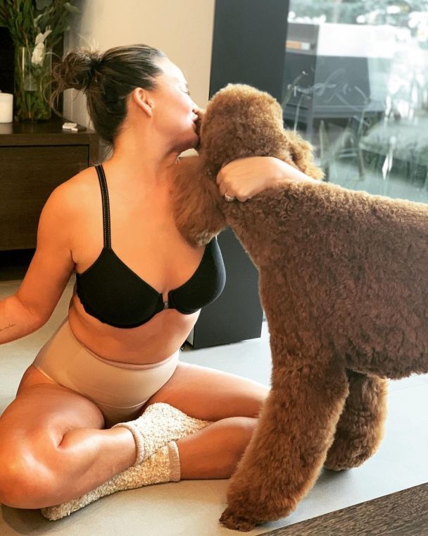  / © instagram.com/chrissyteigen