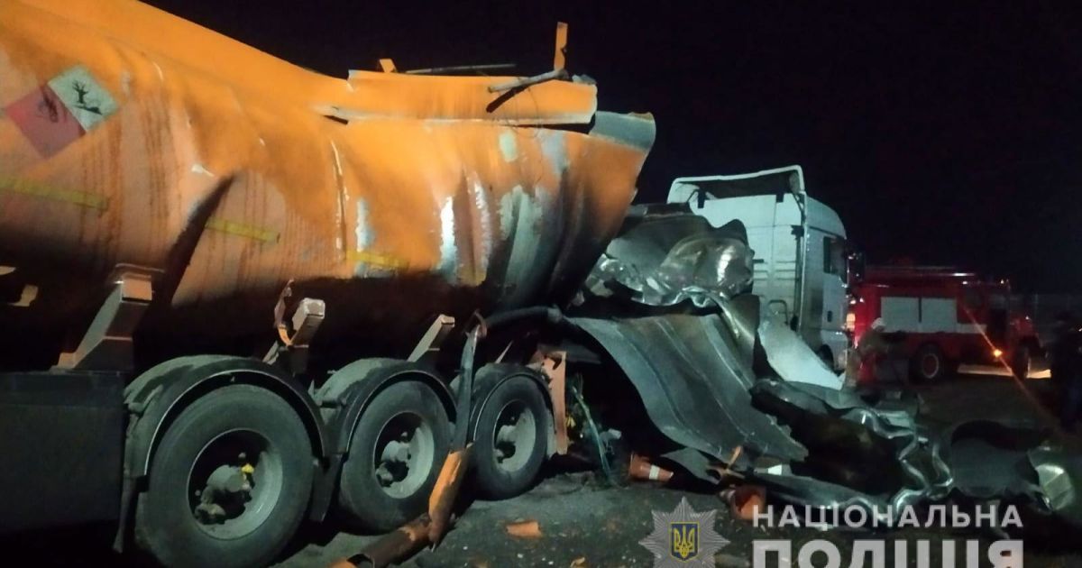 У Полтавській області посеред траси вибухнув бензовоз, є загиблий: фото з місця події