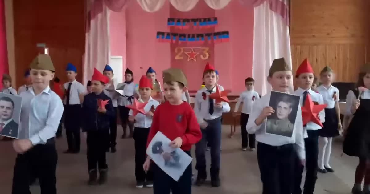 У "ДНР" дітей у пілотках змусили маршувати з портретами бойовиків