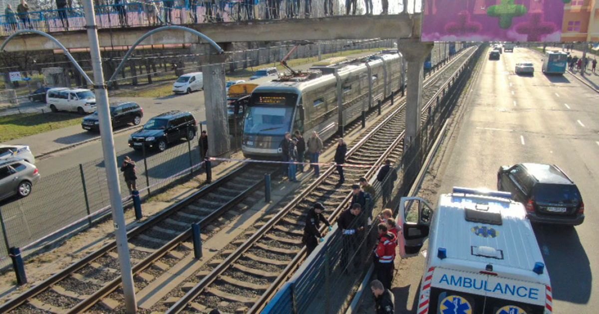 В Киеве самоубийство 35-летнего мужчины парализовало движение скоростного трамвая