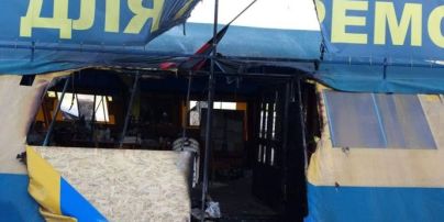 В центре Харькова подожгли известную палатку волонтеров "Все для победы"