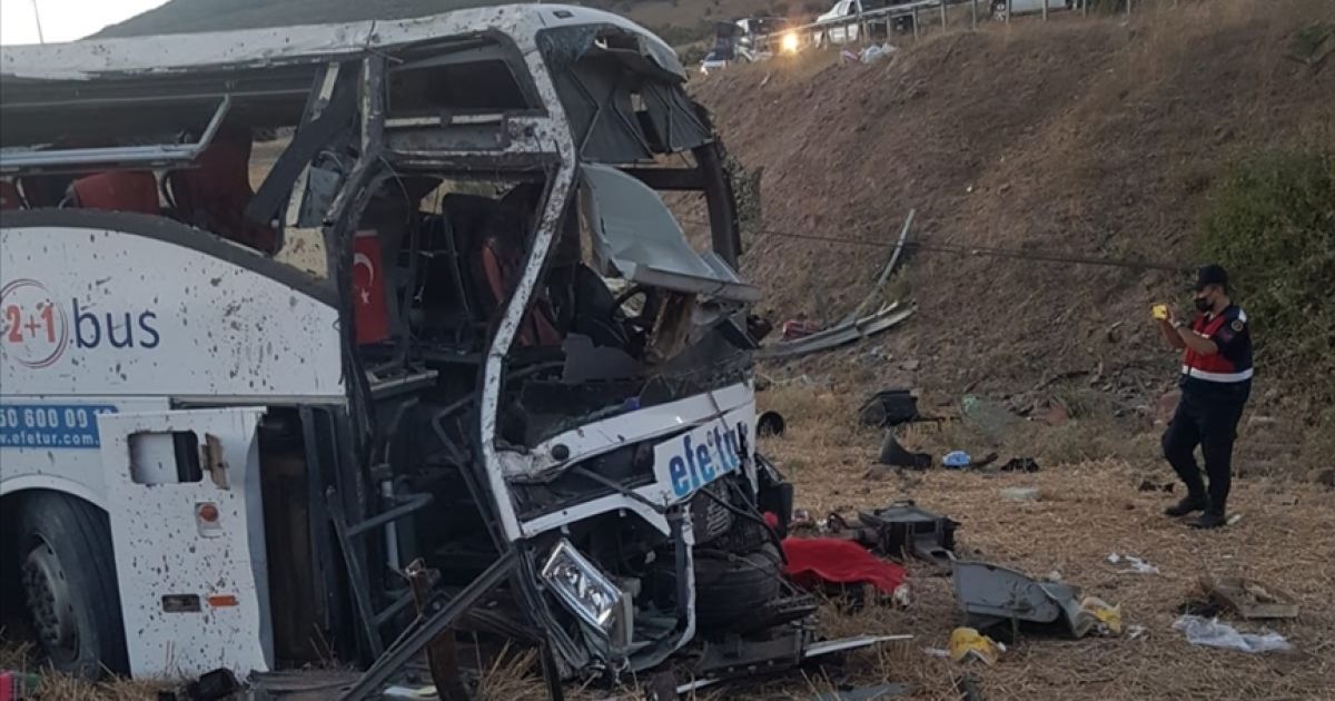У Туреччині перекинувся автобус з пасажирами: чимало жертв і постраждалих (фото)
