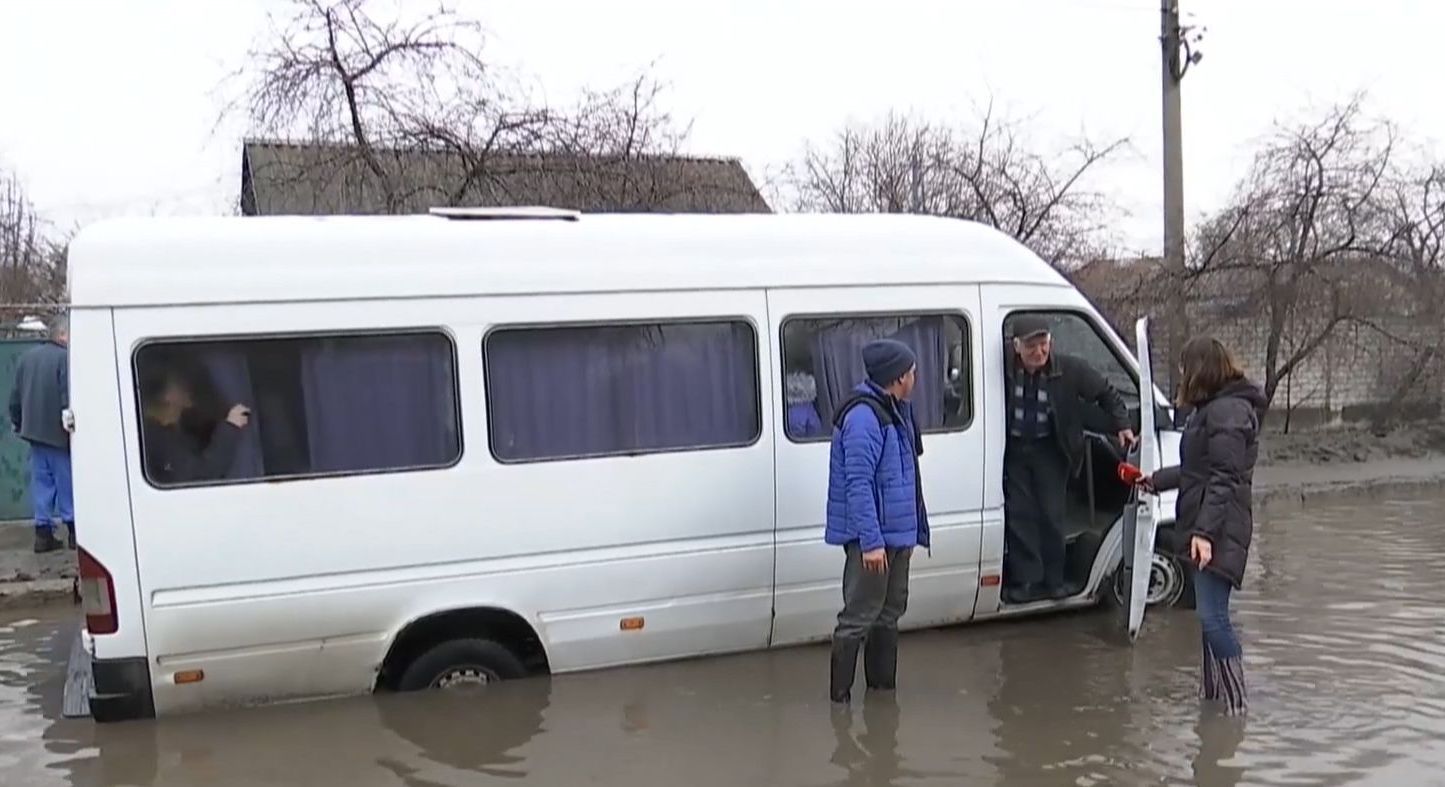 Из-за оттепели частные дворы жителей Днеправ оказались под водой