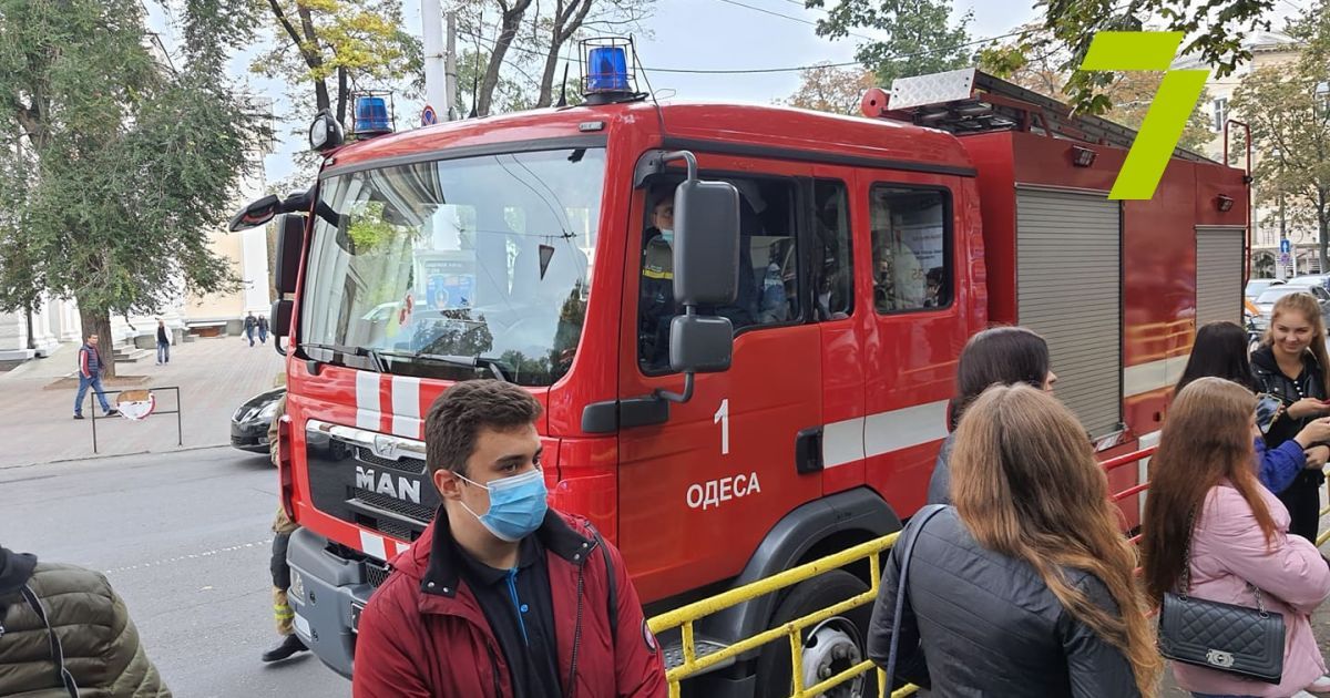 В Одесі на чотирьох виборчих дільницях шукають вибухівку