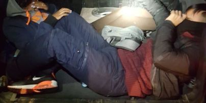 Нелегалы в багажнике: полиция задержала закарпатца, который "набил" в авто мигрантов