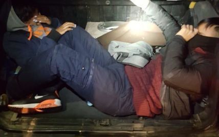 Нелегалы в багажнике: полиция задержала закарпатца, который "набил" в авто мигрантов