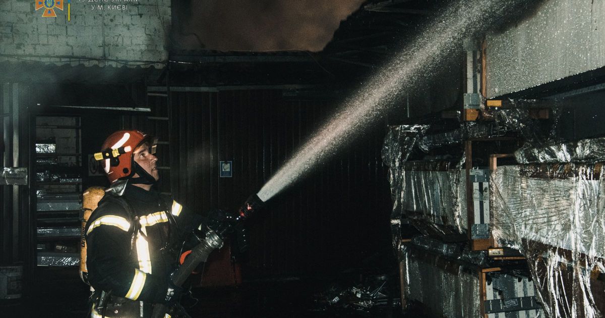 Столичні вогнеборці ліквідували пожежу в складській будівлі на Подолі