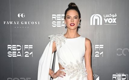 В платье с аппликацией и шлейфом: роскошная Алессандра Амбросио на кинофестивале