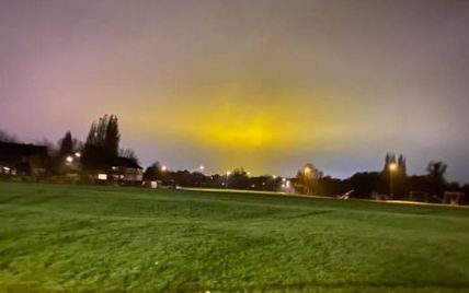"Никогда не видели ничего подобного": в Сети опубликовали фото странного желтого сияния над городом в Британии