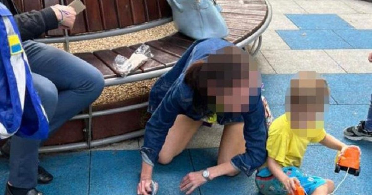 В Киеве в Мариинском парке обнаружили пьяную женщину, рядом с которой играл маленький сын (фото)