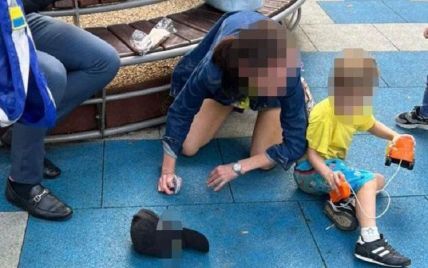 В Киеве в Мариинском парке обнаружили пьяную женщину, рядом с которой играл маленький сын (фото)