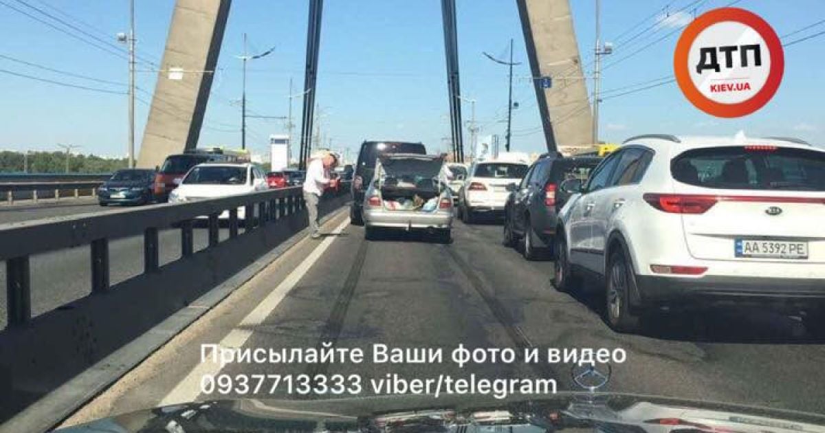 В Киеве на Московском мосту произошло масштабное ДТП, образовав огромный затор