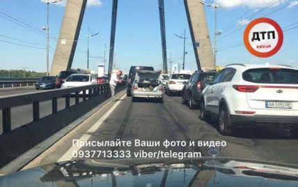 В Киеве на Московском мосту произошло масштабное ДТП, образовав огромный затор