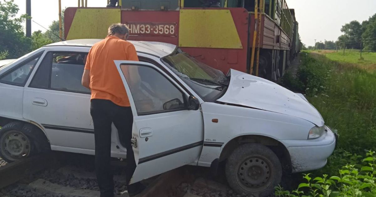 Во Львовской области поезд протаранил автомобиль: водительница погибла на месте (фото)