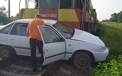 Во Львовской области поезд протаранил автомобиль: водительница погибла на месте (фото)