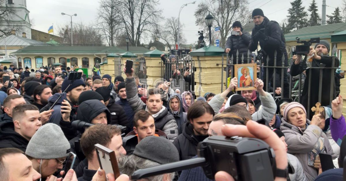 Віряни УПЦ МП блокують доступ Мінкульту до Нижньої лаври.